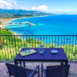 una mesa en un balcón con vistas al océano en Borgo Eleatico, en Casal Velino