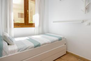 Posteľ alebo postele v izbe v ubytovaní Lets Holidays new apartment close to the beach