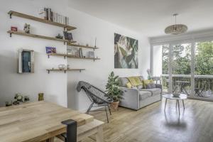 a living room with a table and a couch at MANGIN appartement moderne et chaleureux au coeur de Nantes in Nantes