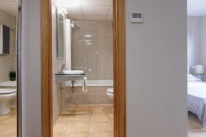 Kúpeľňa v ubytovaní Lets Holidays new apartment close to the beach