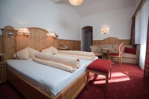 sypialnia z dużym łóżkiem i stołem w obiekcie Hotel Dornauhof w mieście Finkenberg