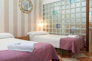 Postel nebo postele na pokoji v ubytování Hostal Colón
