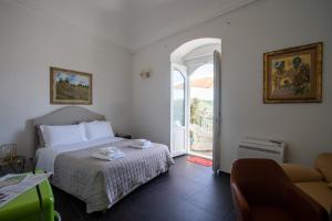 1 dormitorio con 1 cama y puerta que da a un patio en Bed and Breakfast Terra del Sole Ibla, en Ragusa