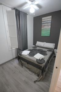 - une chambre avec un lit et 2 serviettes dans l'établissement ATICO OLD TOWN -La Nonna, à Alicante