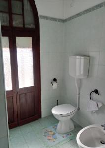 bagno con servizi igienici, lavandino e porta di Bed And Breakfast Di Manu a Taglio di Po