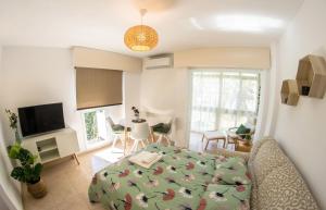 un salon avec un lit et une salle à manger dans l'établissement IRIS Nº 131 Benalmadena, à Benalmádena