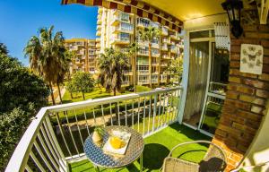 un balcon avec une table et des chaises et un bâtiment dans l'établissement IRIS Nº 131 Benalmadena, à Benalmádena