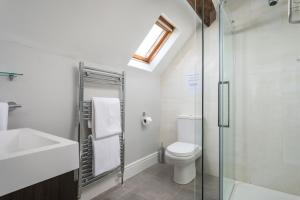 Koupelna v ubytování Dunford Barn Cotswolds with Hot Tub + 38 fotografií