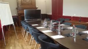 Le Domaine de Dony في Balbins: قاعة اجتماعات مع طاولة وكراسي طويلة