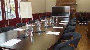 una sala conferenze con un lungo tavolo e sedie di Le Domaine de Dony a Balbins