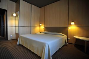 Cama ou camas em um quarto em Axis Vermar Conference & Beach Hotel