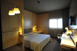 Cama ou camas em um quarto em Axis Vermar Conference & Beach Hotel