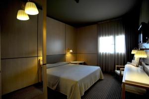 Cama ou camas em um quarto em Axis Vermar Conference & Beach Hotel