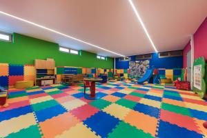 een kamer met een speelkamer met een speeltuin bij Hotel Sonklarhof in Ridanna