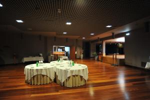 Um restaurante ou outro lugar para comer em Axis Vermar Conference & Beach Hotel