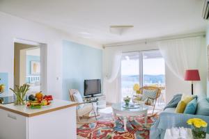 salon z niebieską kanapą i stołem w obiekcie Luxury Villa Malena with private heated pool and amazing sea view in Dubrovnik - Orasac w mieście Zaton