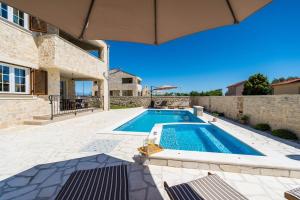 Bazén v ubytování Villa Stancija Privlaka 1 with heated pool nebo v jeho okolí