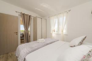 Postel nebo postele na pokoji v ubytování Villa Stancija Privlaka 1 with heated pool + 36 fotografií