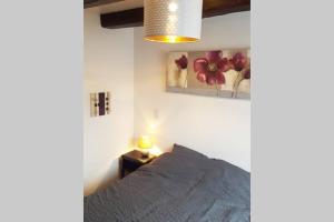 - une chambre avec un lit et deux photos sur le mur dans l'établissement Le Laguennois T3 de 45m2 A proximité de TULLE, à Laguenne