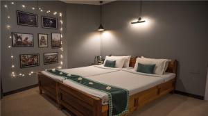 Кровать или кровати в номере Woodstock Resort