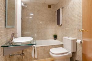 Kúpeľňa v ubytovaní Lets Holidays new apartment close to the beach