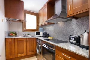Kuchyňa alebo kuchynka v ubytovaní Lets Holidays new apartment close to the beach