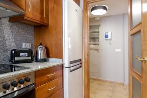 Kuchyňa alebo kuchynka v ubytovaní Lets Holidays new apartment close to the beach