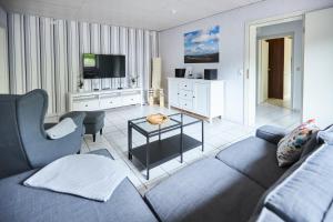 a living room with a couch and a tv at fewo-elzerhof in Mendig