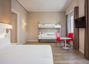 
מיטה או מיטות קומותיים בחדר ב-Hotel Madrid Gran Via 25 Affiliated by Meliá
