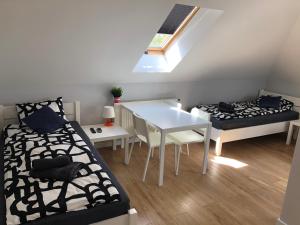 Łóżko lub łóżka w pokoju w obiekcie Klimatyzowane Apartamenty i Pokoje przy Targach Kielce