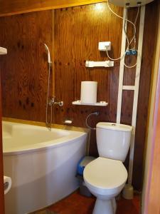 łazienka z toaletą i wanną w obiekcie #MazuryWildLife w mieście Giżycko