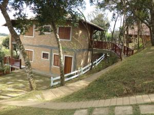 une maison avec un escalier qui y mène dans l'établissement RECANTO HARMONIA, à Conceição da Ibitipoca