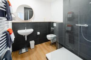 y baño con lavabo, aseo y espejo. en Ferienhaus Papenfuß, en Norderney