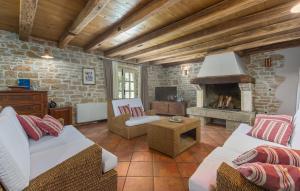 un salon avec un canapé et une cheminée dans l'établissement Family Villa Kata San Lorenzo, à Vošteni