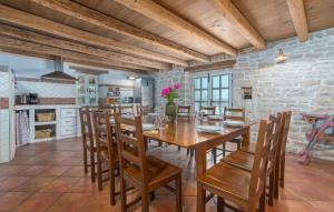une cuisine et une salle à manger avec une table et des chaises en bois dans l'établissement Family Villa Kata San Lorenzo, à Vošteni