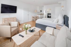 Sala de estar con cama, sofá y mesa en Ferienhaus Papenfuß, en Norderney