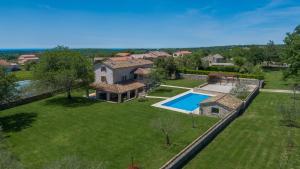 une vue aérienne d'une maison avec piscine dans l'établissement Family Villa Kata San Lorenzo, à Vošteni