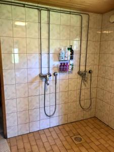 een douche in een badkamer met 2 douches met waterslang bij KTU Kuntomaja in Kokkola