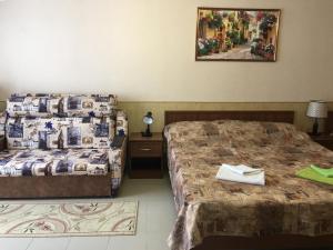 ゲレンジークにあるGolubaya Buhta "Kiparisovyi"のベッド2台が備わる客室で、壁には絵画が飾られています。
