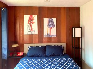 Ліжко або ліжка в номері The Redwood Guesthouse at the Floras Lake Getaway