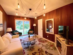 Μια τηλεόραση ή/και κέντρο ψυχαγωγίας στο The Redwood Guesthouse at the Floras Lake Getaway