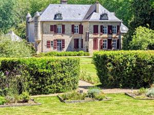 uma casa antiga com um jardim em frente em Château d'Urtubie em Urrugne