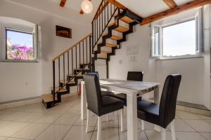 Fotografie z fotogalerie ubytování Apartment in Mali Lošinj with terrace, air conditioning (3683-2) v destinaci Mali Lošinj