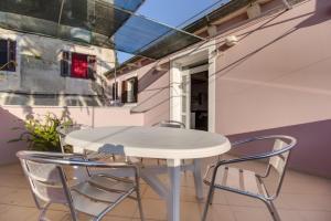 Fotografie z fotogalerie ubytování Apartment in Mali Lošinj with terrace, air conditioning (3683-2) v destinaci Mali Lošinj