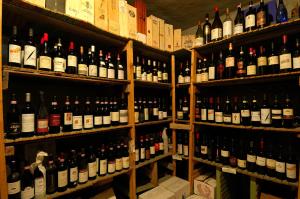 un magasin rempli de nombreuses bouteilles de vin dans l'établissement Villa Myosotis, à Bardonnèche