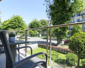 balkon ze stołem i krzesłami oraz widokiem na ulicę w obiekcie Avangard by Baltic Home w Świnoujściu