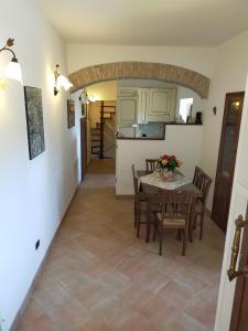 a kitchen and dining room with a table and chairs at B&B casa vacanze LA DIMORA DI MADDALENA in Tortoreto Lido