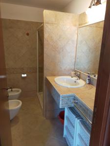 a bathroom with a sink and a toilet at B&B casa vacanze LA DIMORA DI MADDALENA in Tortoreto Lido