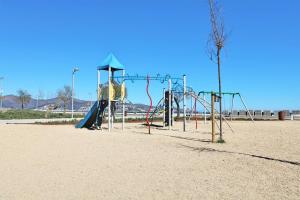 Delta Muga, Piso muy cerca de la playa játszósarka