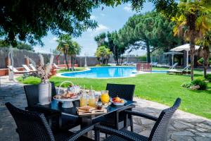 una mesa con comida junto a una piscina en Felix Hotel en Valls